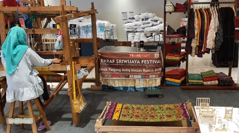 Tenun Tuan: Dari Warisan Keluarga Menuju Asa Pelestarian Budaya Palembang