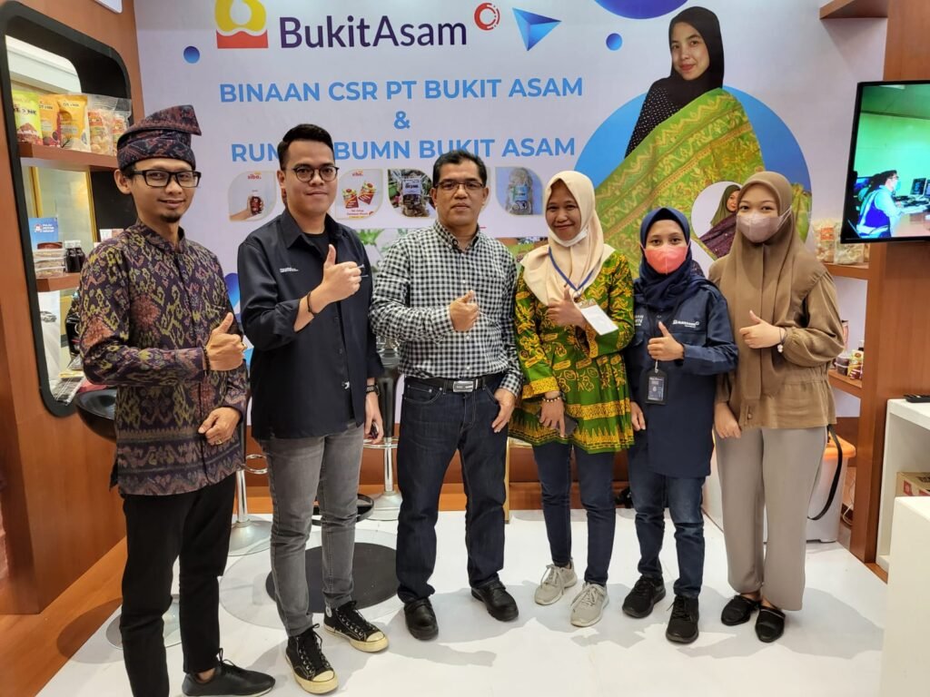 Tenun Tuan: Dari Warisan Keluarga Menuju Asa Pelestarian Budaya Palembang