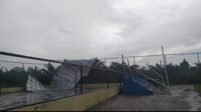 Dikerjakan CV. Aditya Nugraha, Sarpras Olahraga di Talang Nangka Ambruk